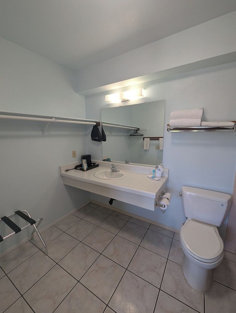 Oceanview Motel - Huntington Beach Deluxe Room, 1 King Bed, Jetted Tub, Non-Smoking, Street View, One Parking Space 13