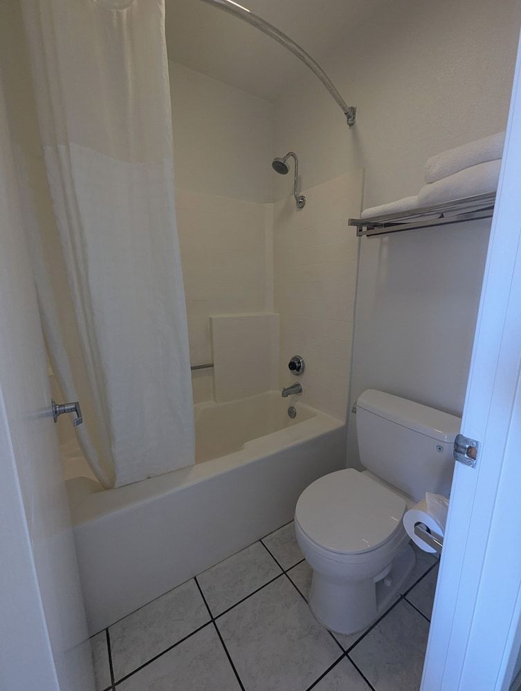 Oceanview Motel - Huntington Beach Deluxe Room, 1 King Bed, Jetted Tub, Non-Smoking, Street View, One Parking Space 12