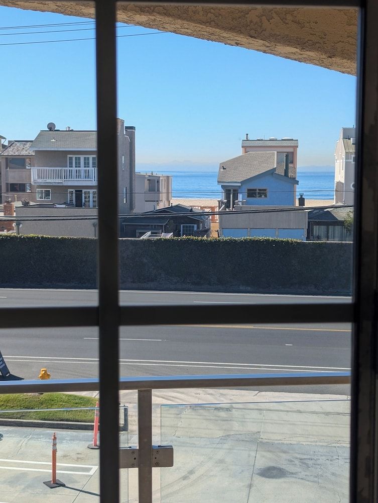 Oceanview Motel - Huntington Beach Deluxe Room, 1 King Bed, Non-Smoking, Partial Ocean View, One Parking Space 12