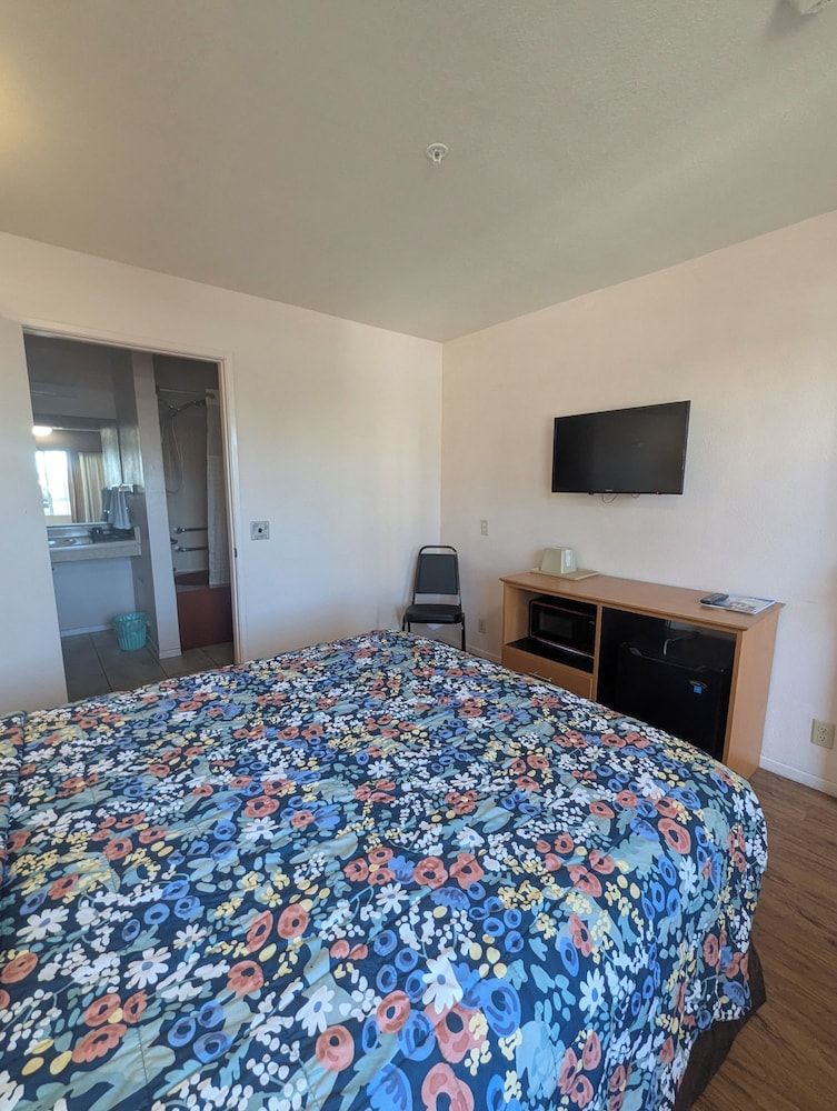 Oceanview Motel - Huntington Beach Deluxe Room, 1 King Bed, Non-Smoking, Partial Ocean View, One Parking Space 6