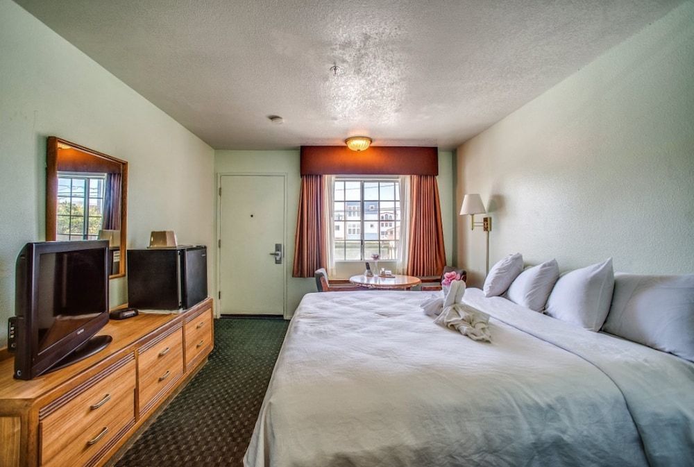 Oceanview Motel - Huntington Beach Deluxe Room, 1 King Bed, Non-Smoking, Partial Ocean View, One Parking Space 9