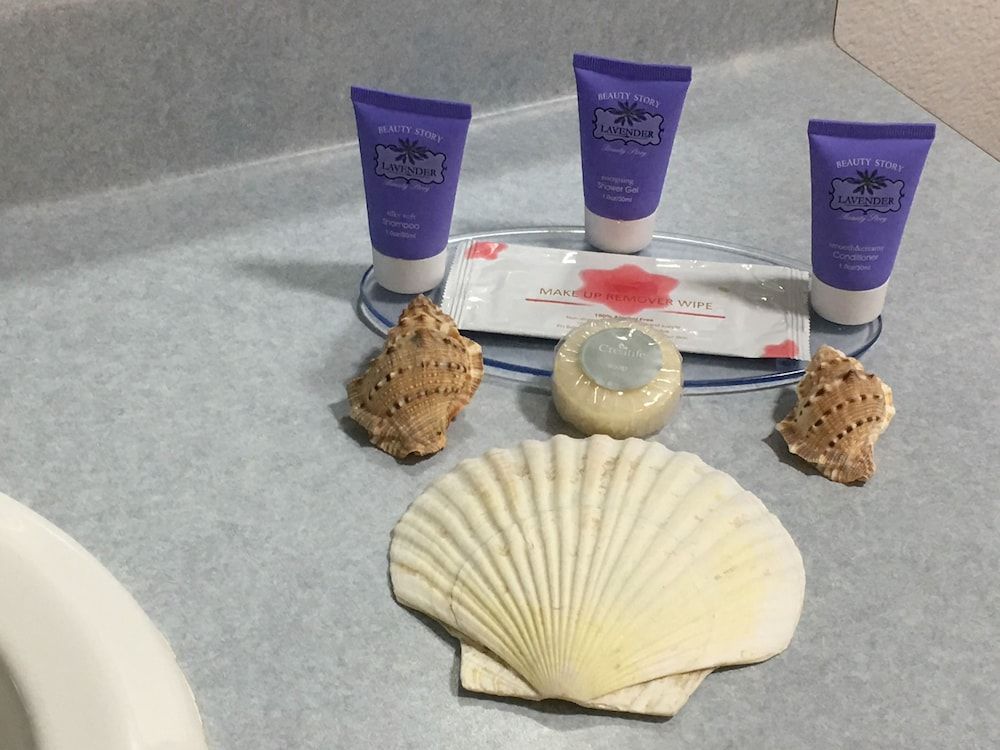 Oceanview Motel - Huntington Beach Deluxe Room, 1 King Bed, Jetted Tub, Non-Smoking, Street View, One Parking Space 15