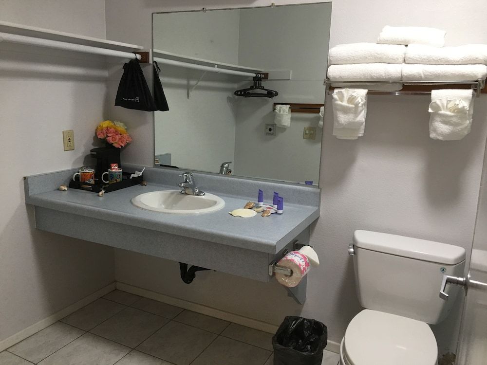 Oceanview Motel - Huntington Beach Deluxe Room, 1 King Bed, Jetted Tub, Non-Smoking, Street View, One Parking Space 7