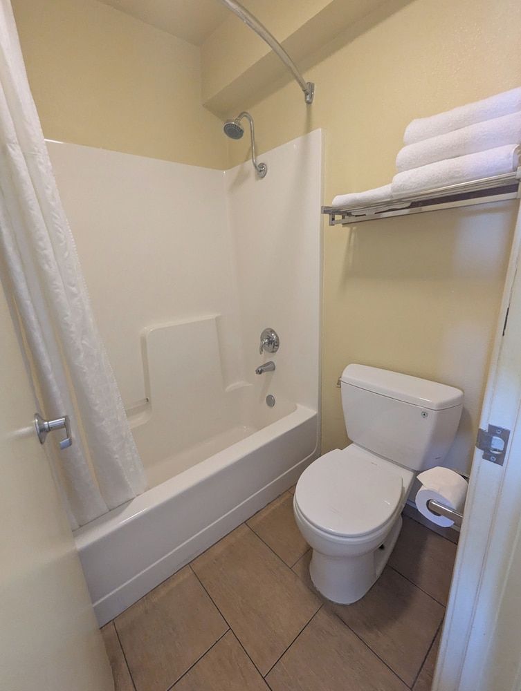 Oceanview Motel - Huntington Beach Deluxe Room, 1 King Bed, Non-Smoking, Partial Ocean View, One Parking Space 16