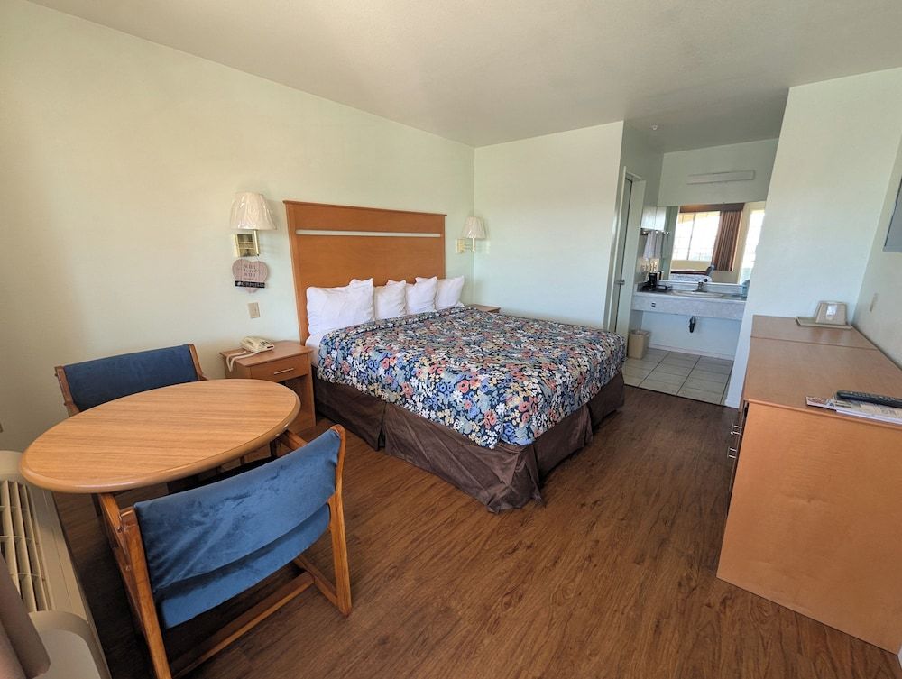 Oceanview Motel - Huntington Beach Deluxe Room, 1 King Bed, Jetted Tub, Non-Smoking, Street View, One Parking Space 4