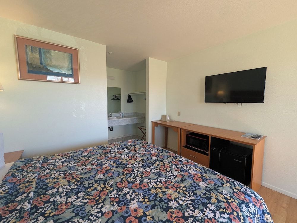 Oceanview Motel - Huntington Beach Deluxe Room, 1 King Bed, Non-Smoking, Partial Ocean View, One Parking Space 8