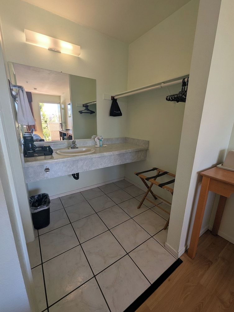 Oceanview Motel - Huntington Beach Deluxe Room, 1 King Bed, Non-Smoking, Partial Ocean View, One Parking Space 17