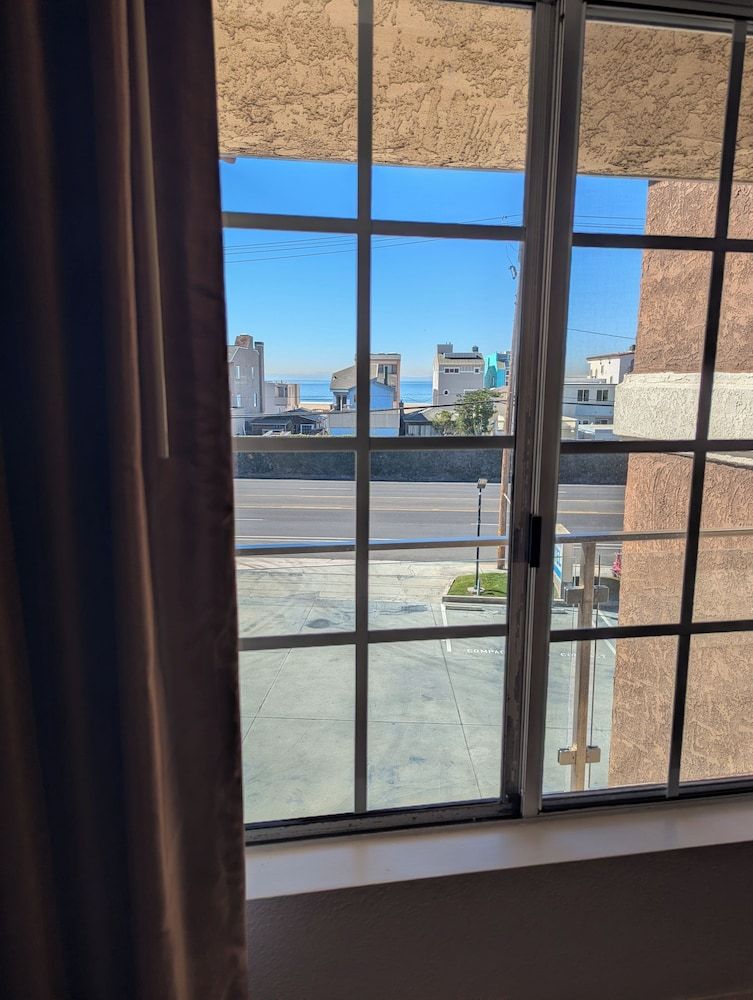 Oceanview Motel - Huntington Beach Deluxe Room, 1 King Bed, Non-Smoking, Partial Ocean View, One Parking Space 11