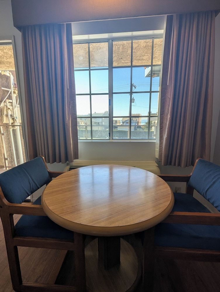 Oceanview Motel - Huntington Beach Deluxe Room, 1 King Bed, Jetted Tub, Non-Smoking, Street View, One Parking Space 6