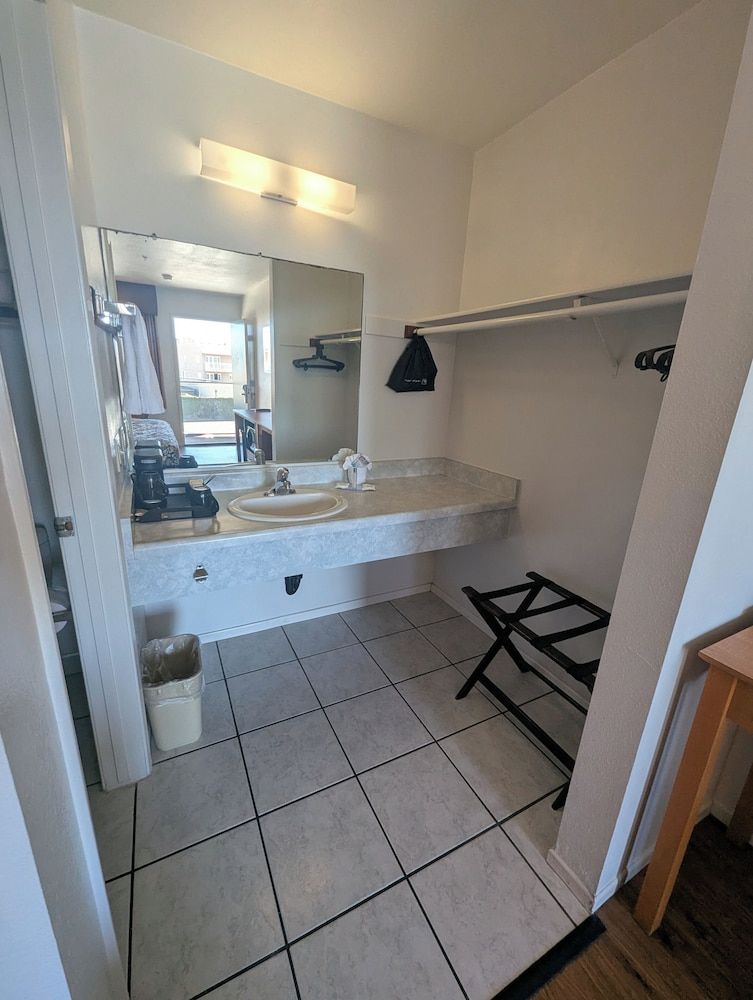 Oceanview Motel - Huntington Beach Deluxe Room, 1 King Bed, Jetted Tub, Non-Smoking, Street View, One Parking Space 14