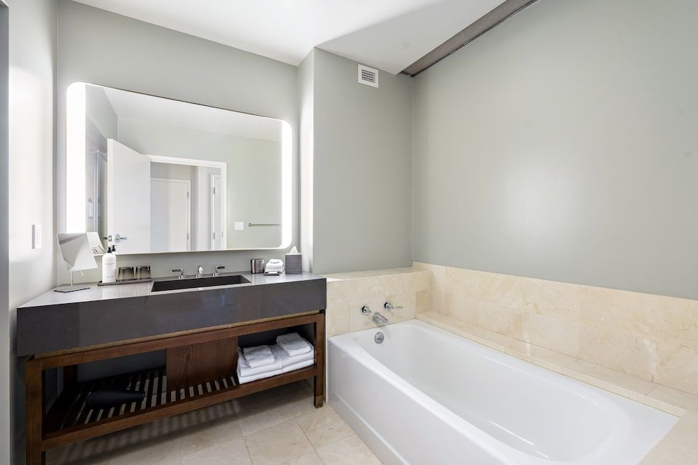 1 King Bed with Accessible Tub
