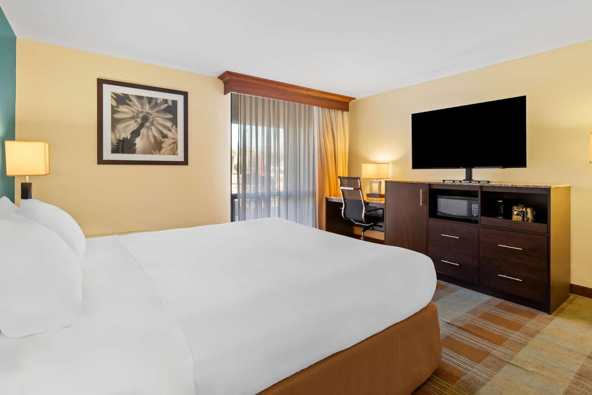 Best Western Date Tree Hotel King Room with Roll-in Shower - Disability Access/Non-Smoking