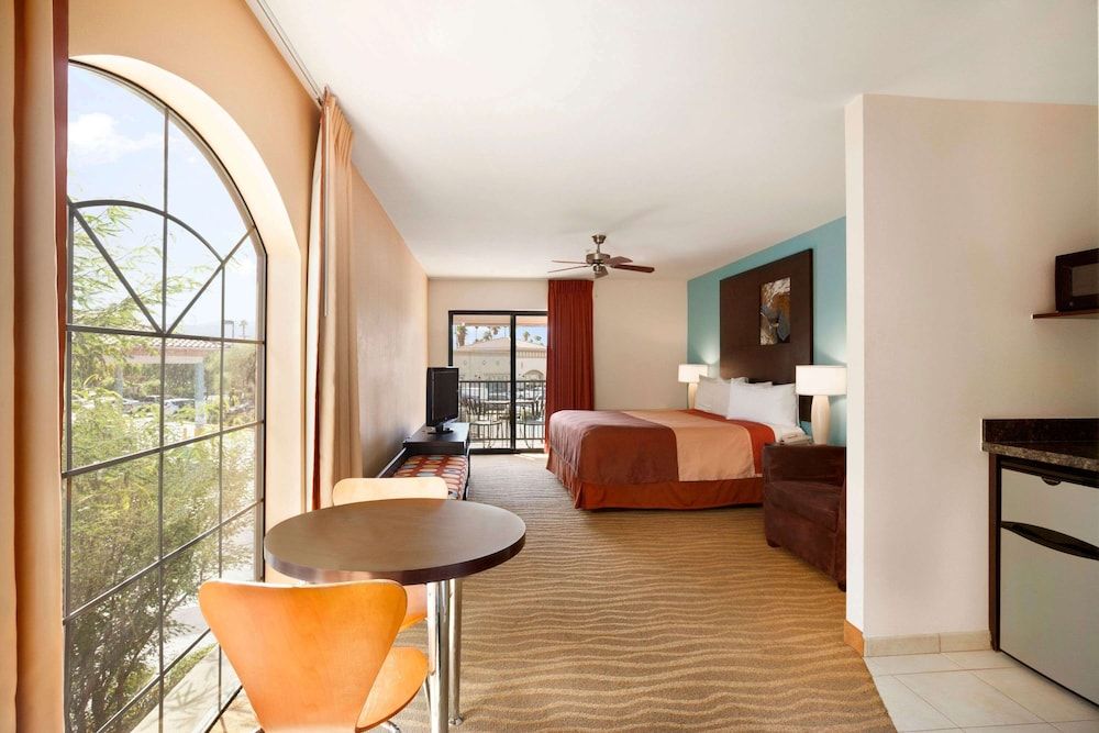 Studio Suite, 1 King Bed, Non Smoking (Upper Floor)