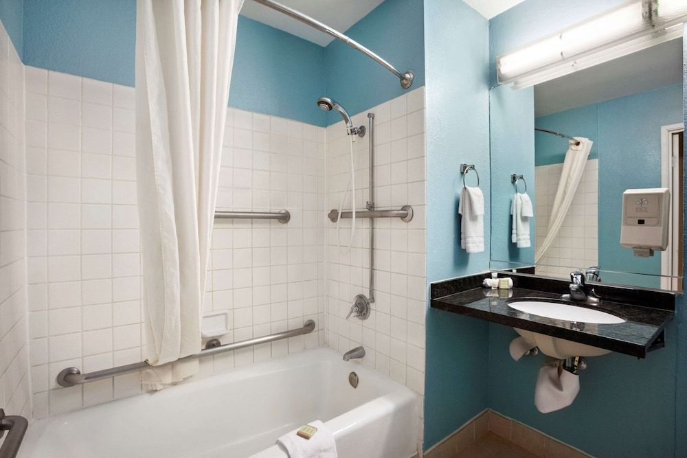 Room, 1 Queen Bed, Accessible, Non Smoking (Mobility/Hearing)