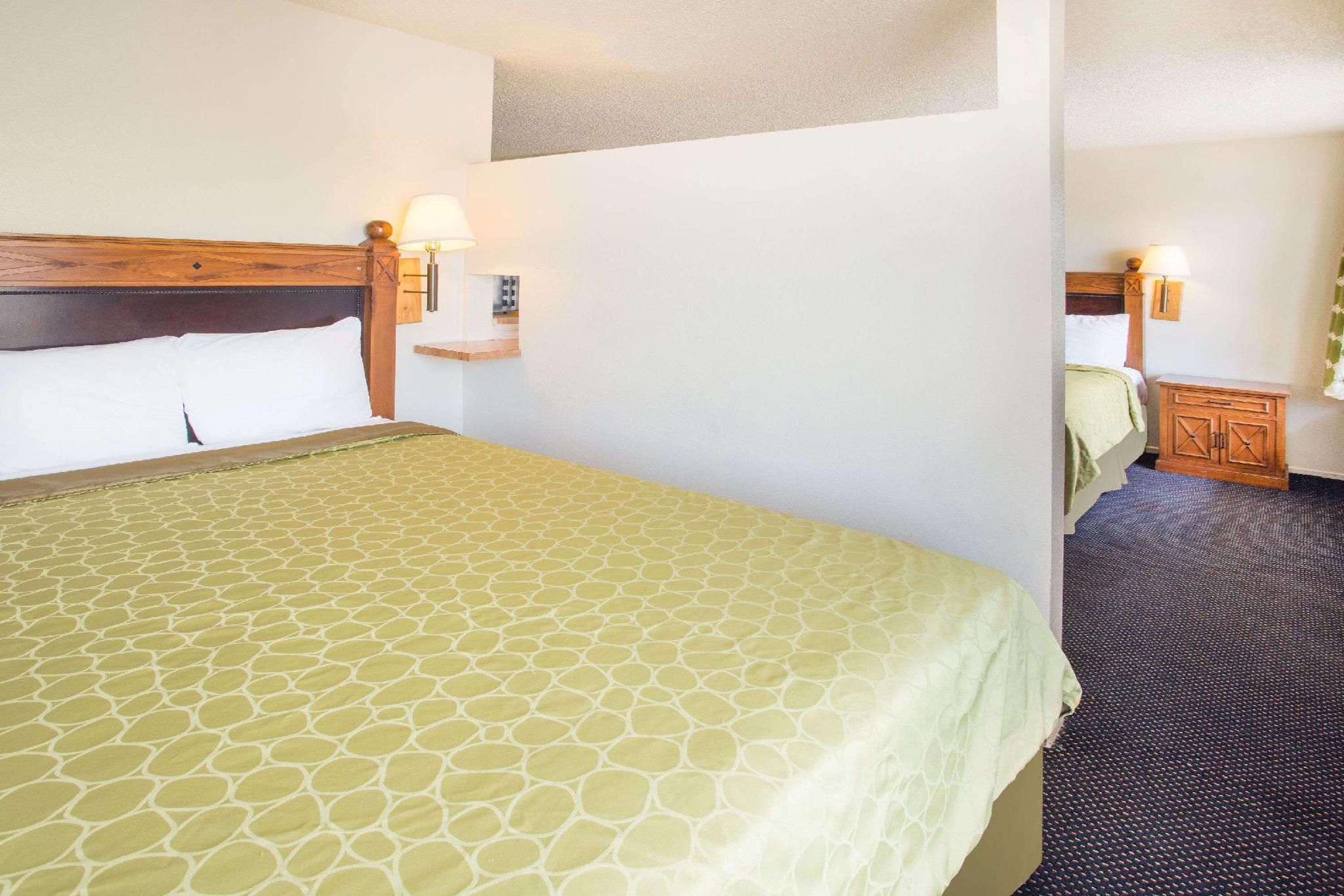 Travelodge by Wyndham Indio 2 King Beds Non-Smoking 2