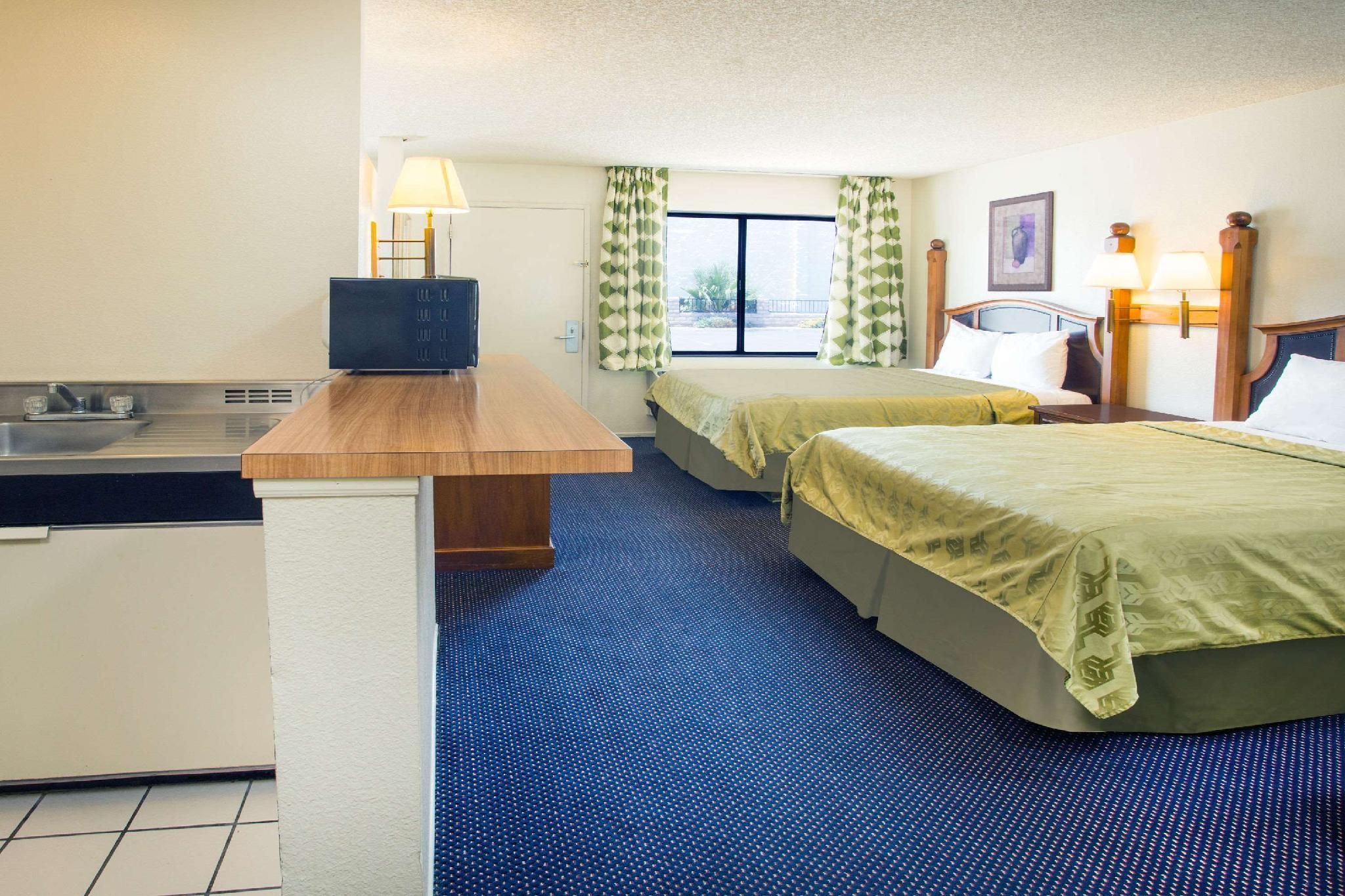 2 Queen Beds and 1 King Bed Suite Non-Smoking