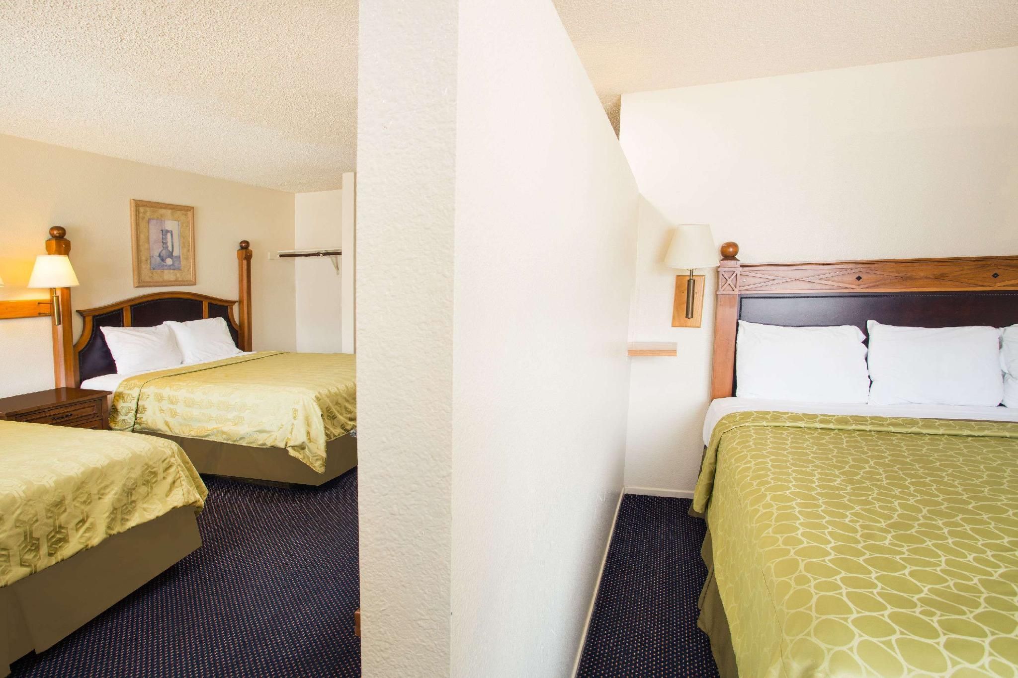 2 Queen Beds and 1 King Bed Suite Non-Smoking