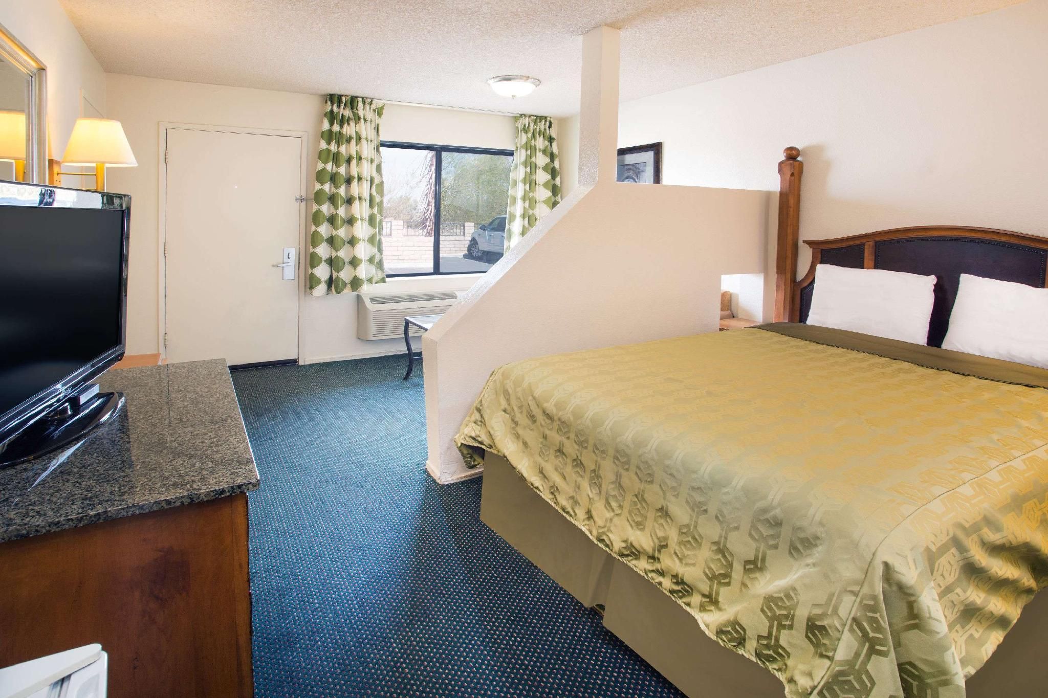 1 Queen Bed Non-Smoking