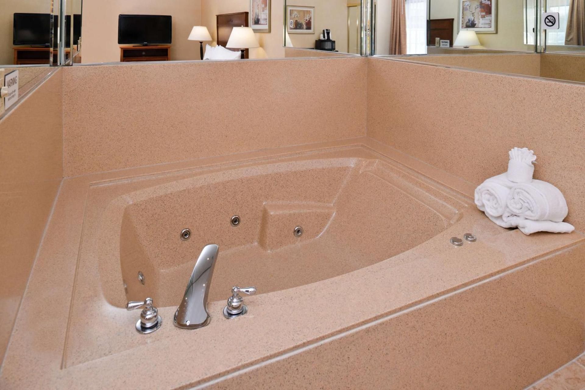 King Suite with Spa Bath - Non-Smoking