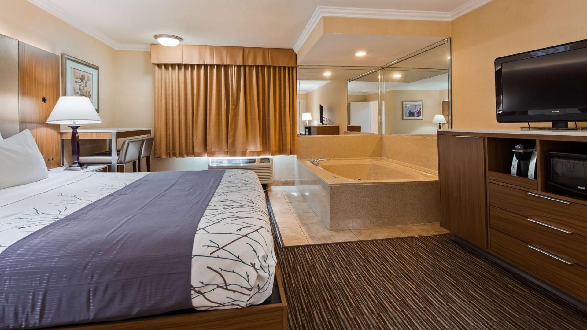 King Suite with Spa Bath - Non-Smoking