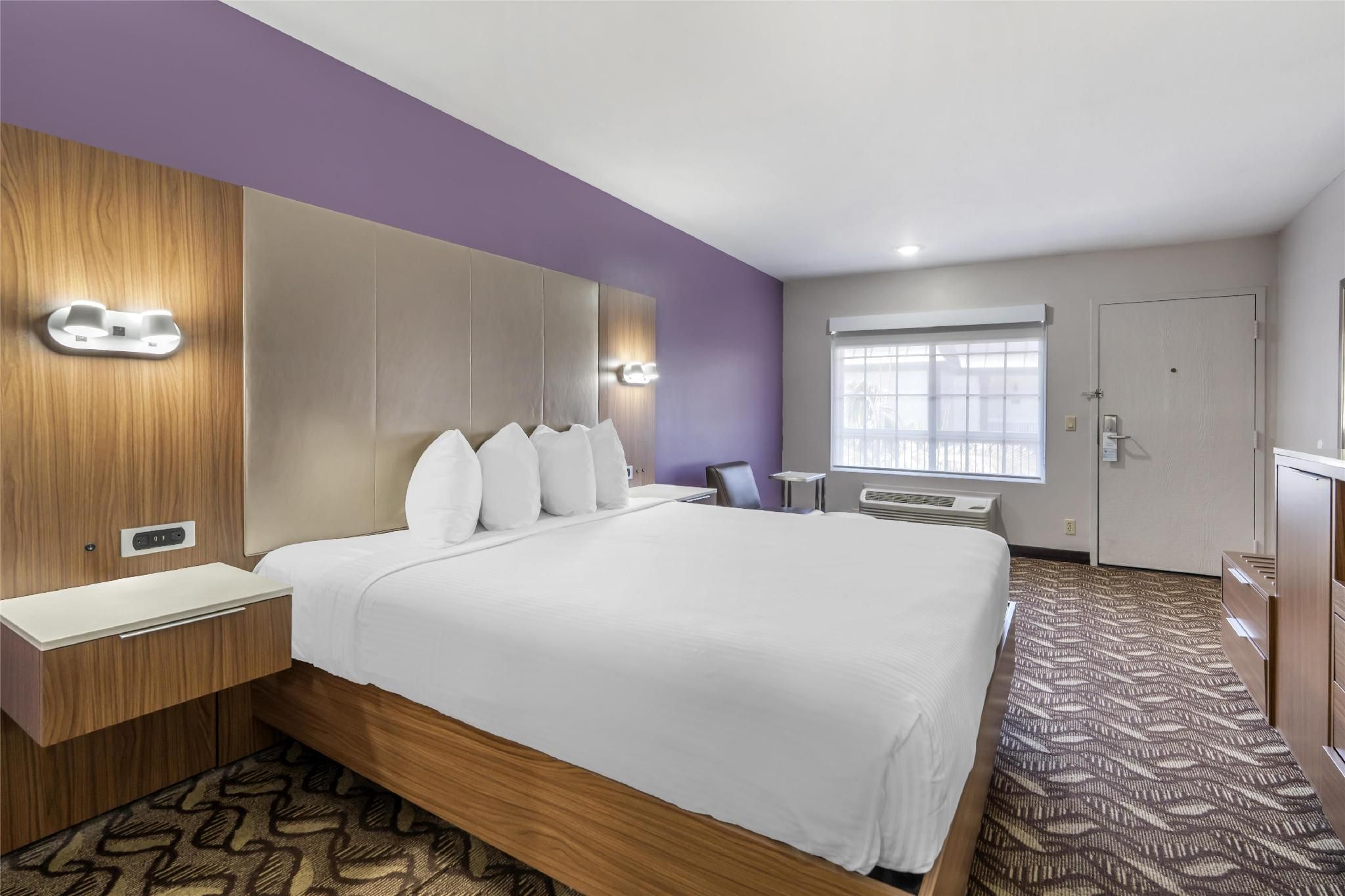 1 King Bed, Nonsmoking, Upper Floor