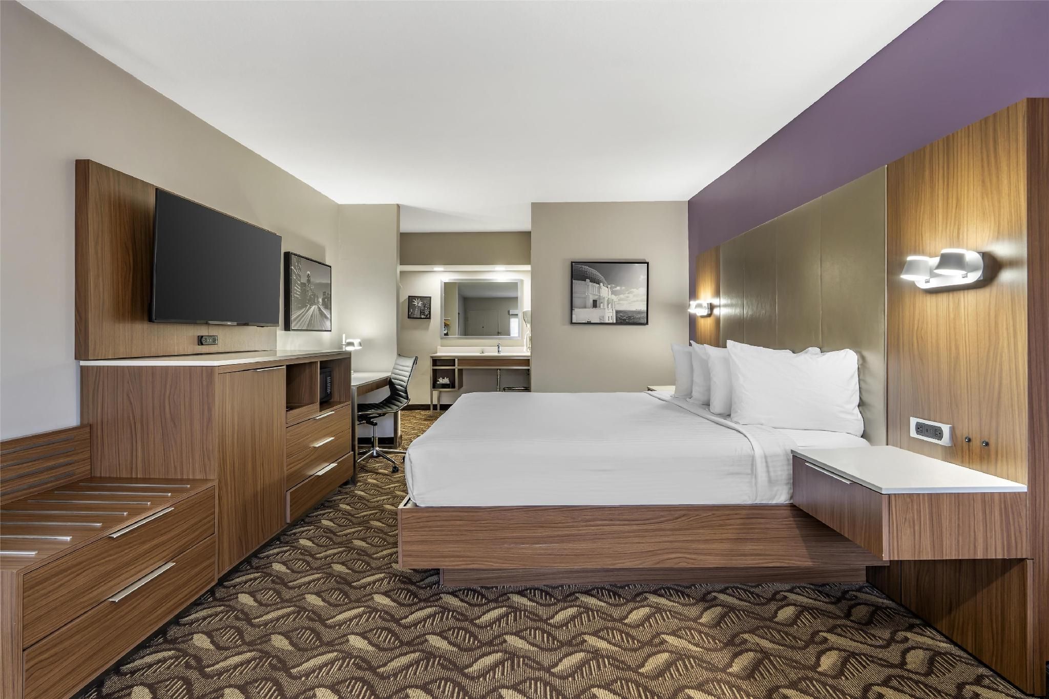 1 King Bed, Nonsmoking, Upper Floor