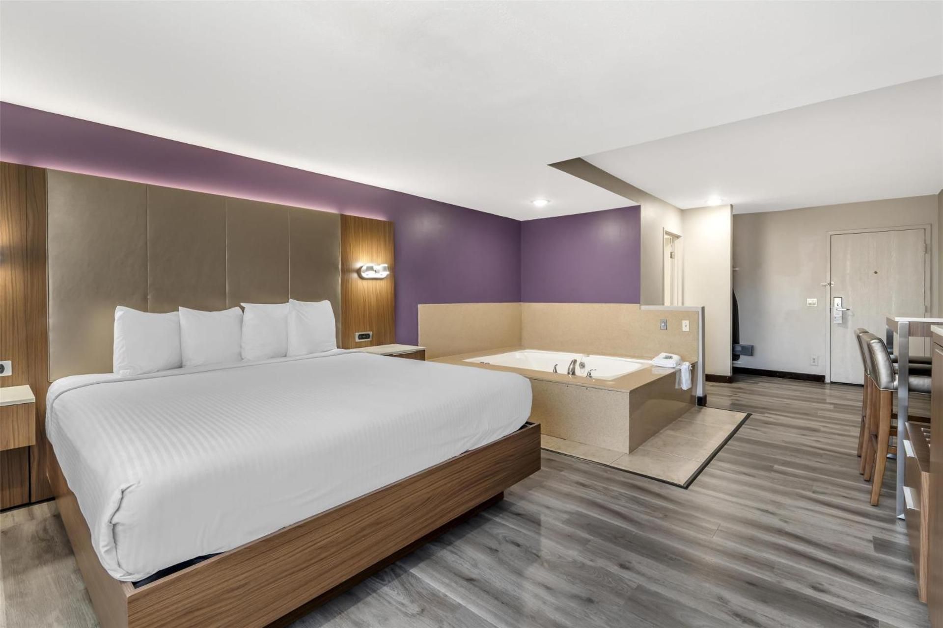 Best Western Airport Plaza Inn Hotel – Los Angeles LAX 1 King Bed, Nonsmoking, Hot Tub 2