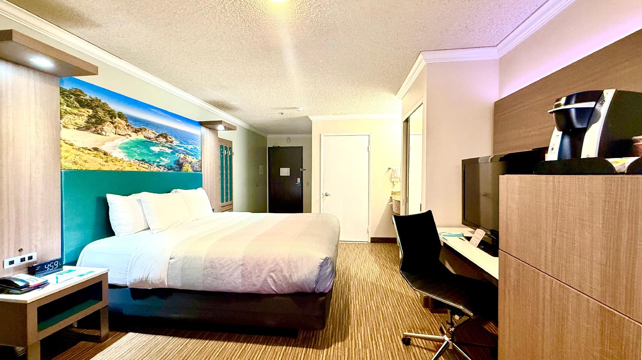 1 King Bed, Nonsmoking, Accessible