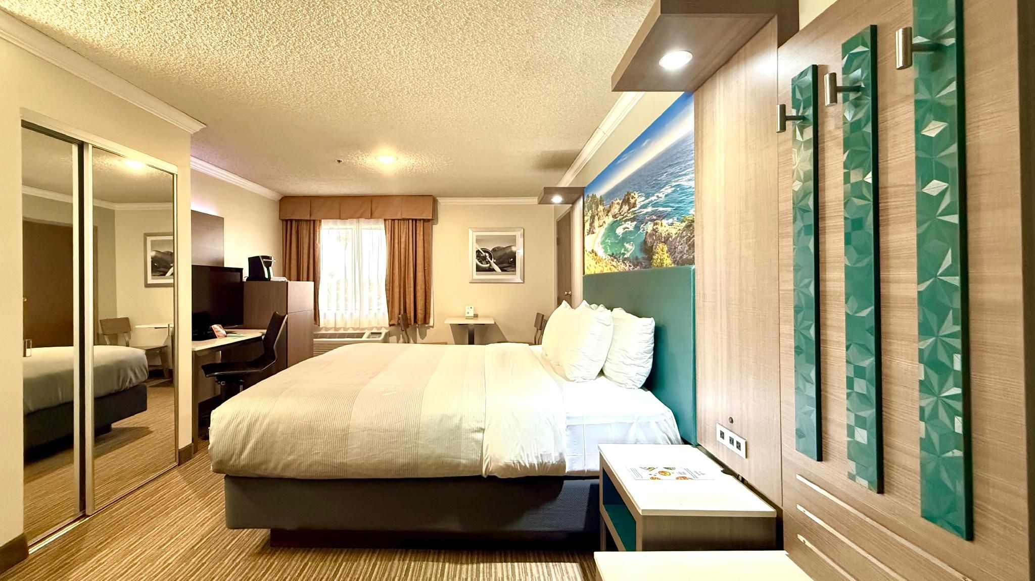 1 King Bed, Nonsmoking, Accessible