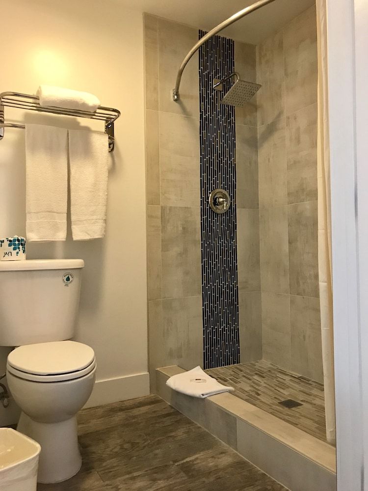 Motel 6 Inglewood, CA Deluxe Room, 1 Queen Bed, Non Smoking, Refrigerator 10