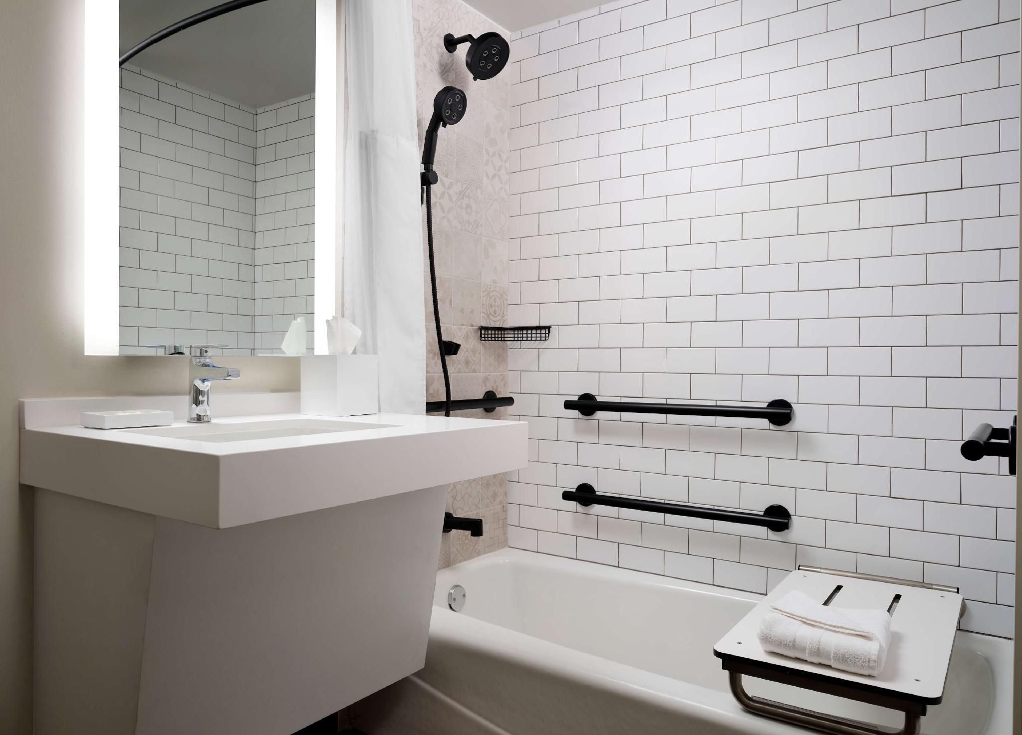 Deluxe - Junior Suite - King - Mobility Accessible - Tub
