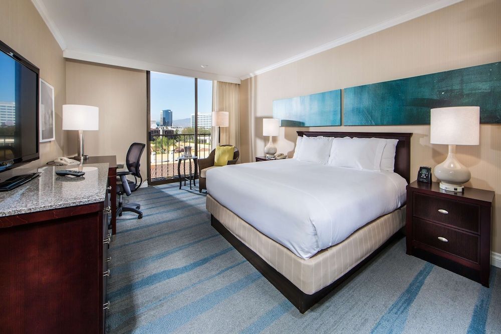 Deluxe Room, 1 King Bed, Accessible, Bathtub