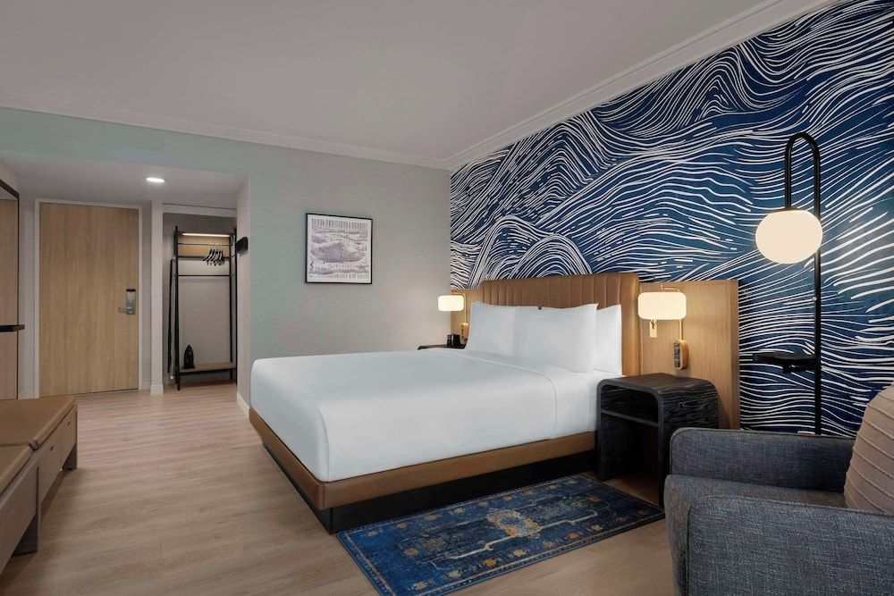 Room, 1 King Bed, Pool View (Juliet Balcony)