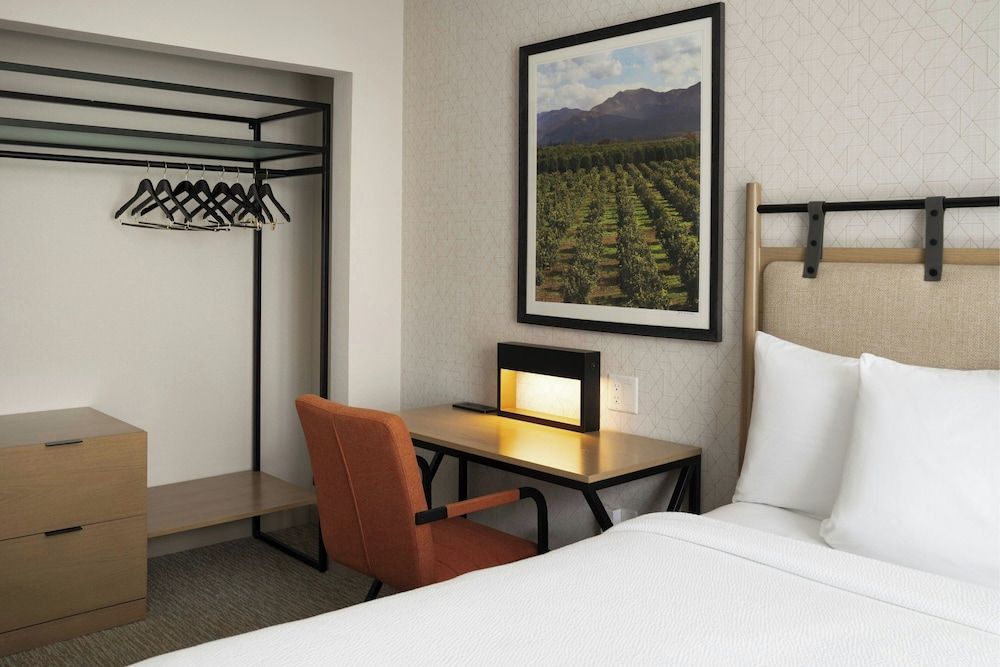 Suite, 1 Bedroom (Mobility/Hearing Access, Roll-In Shwr)