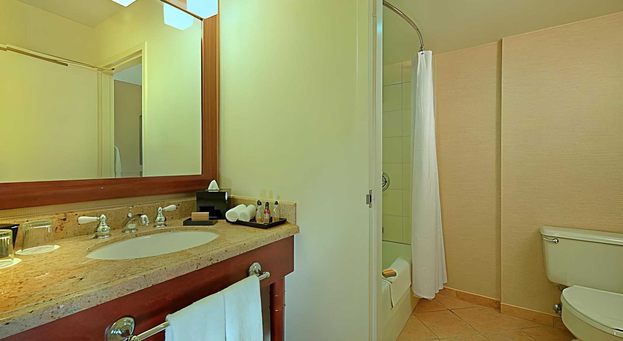 Guest room, 1 King, Corner room, Balcony