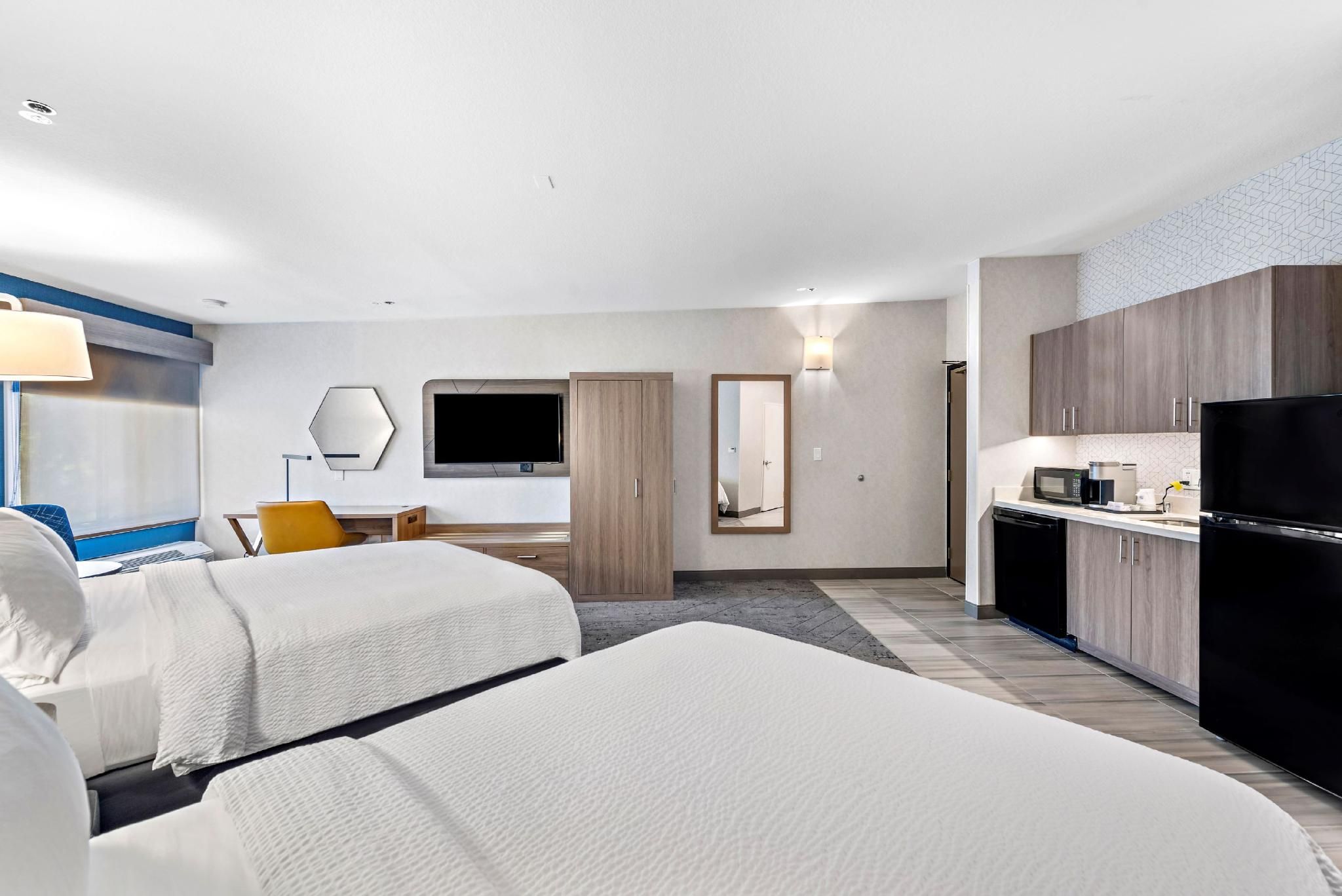 2 Queen Suite Kitchenette