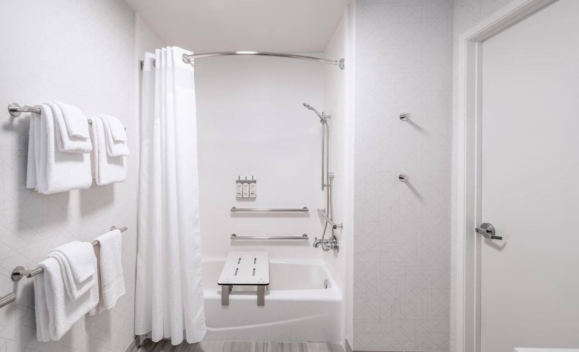 Standard Queen Room with Two Queen Beds and Bathtub - Mobility Accessible