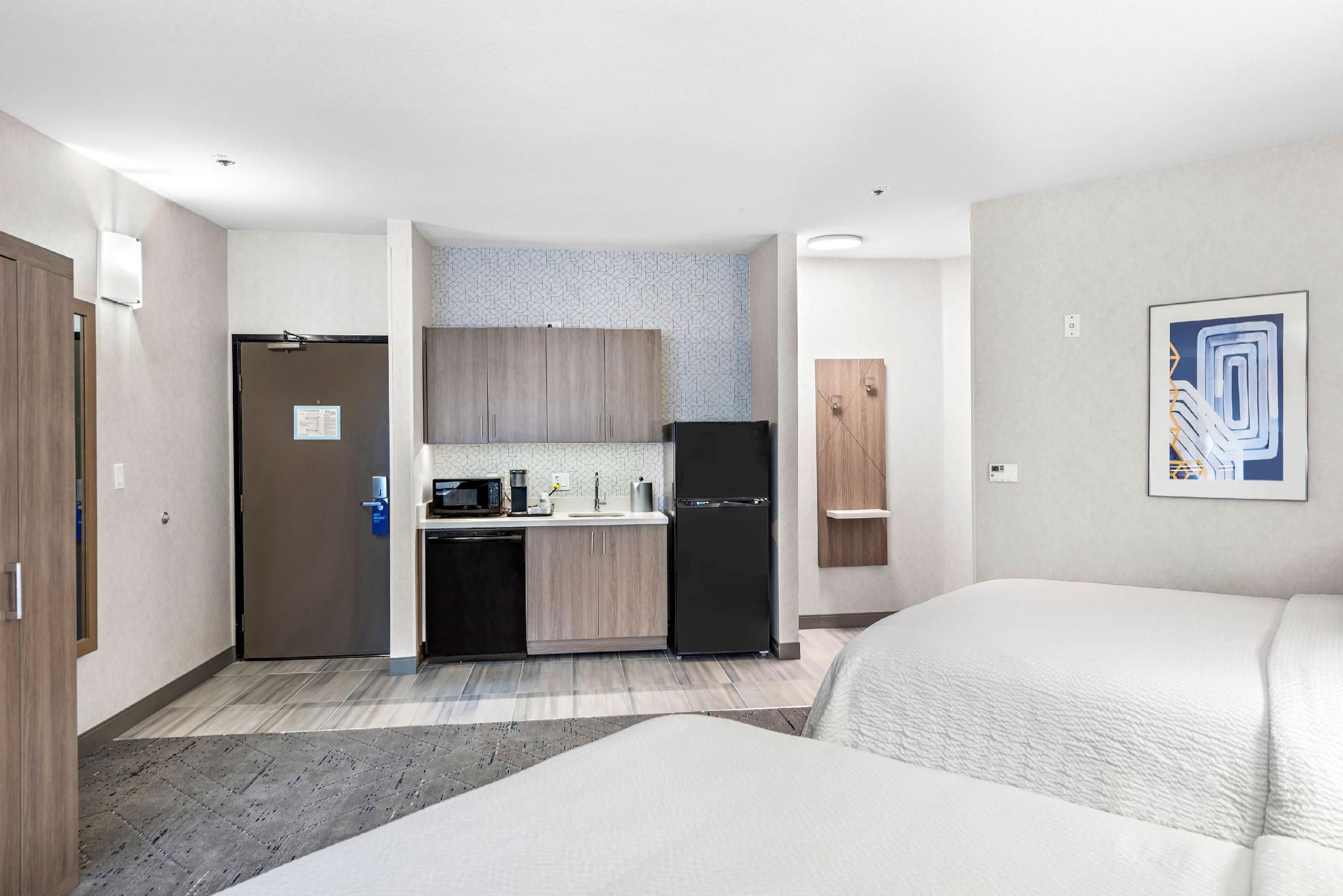 2 Queen Standard Accessible Tub Kitchenette