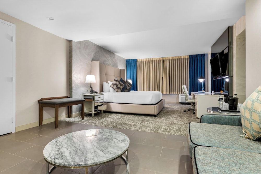 Suite, 1 King Bed (Living Area, Powder Room)