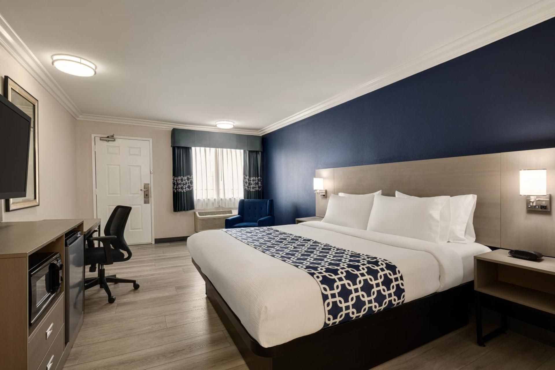 1 King Bed, Nonsmoking