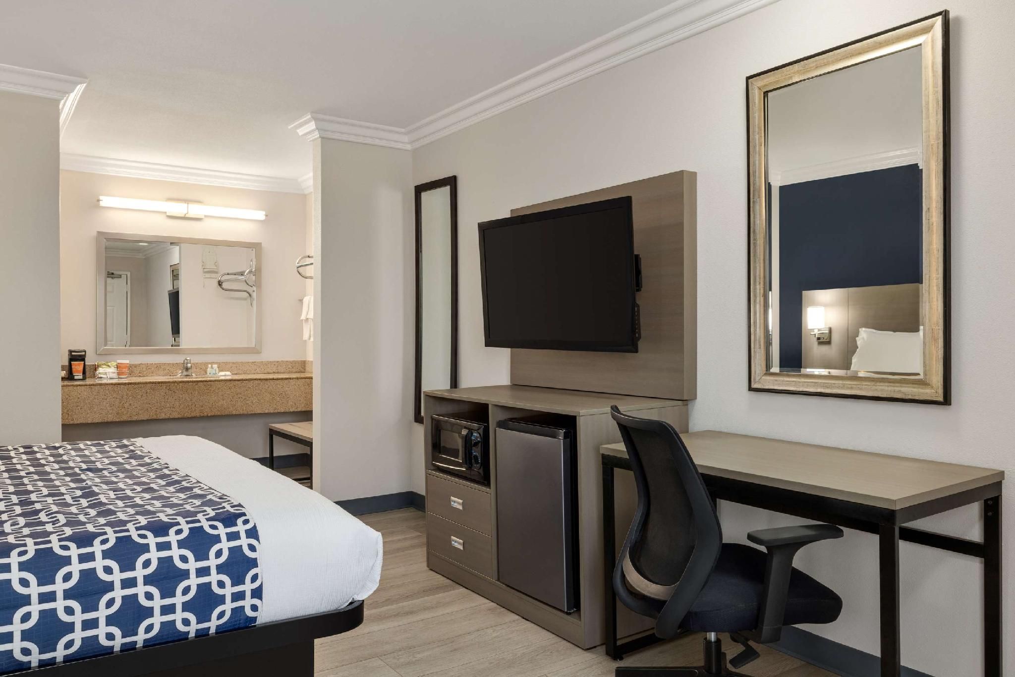 1 King Bed, Nonsmoking