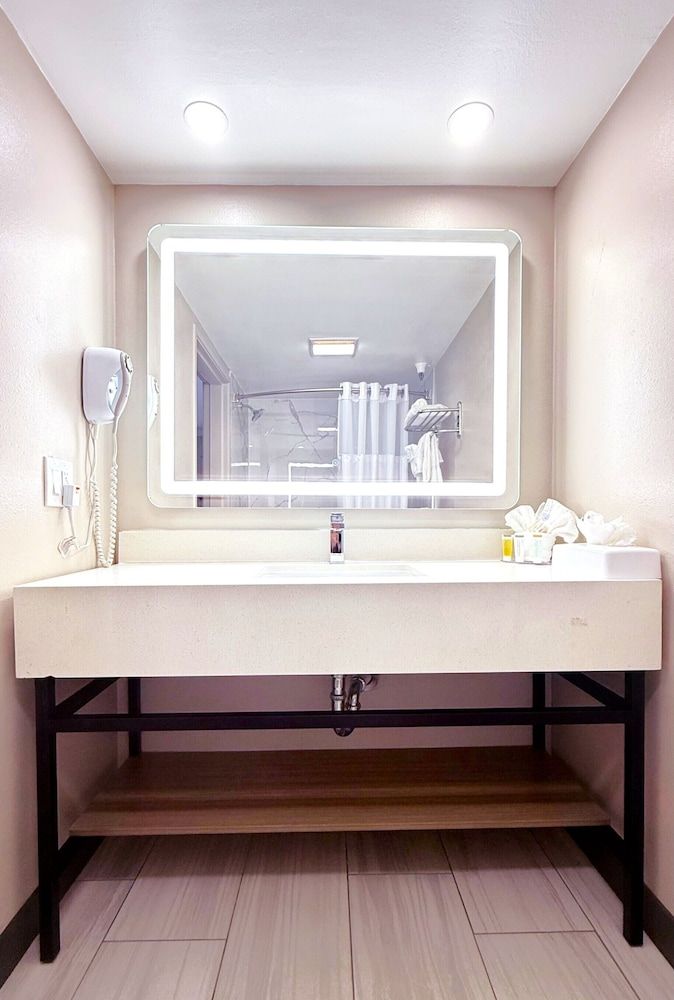 Days Inn by Wyndham Los Angeles LAX/Redondo/Manhattan Beach Room, 1 King Bed, Accessible, Non Smoking (Mobility/Hearing Impaired) 5