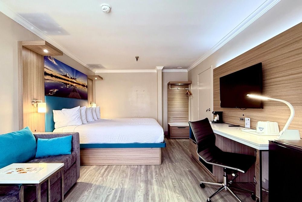 Days Inn by Wyndham Los Angeles LAX/Redondo/Manhattan Beach Room, 1 King Bed, Accessible, Non Smoking (Mobility/Hearing Impaired) 2