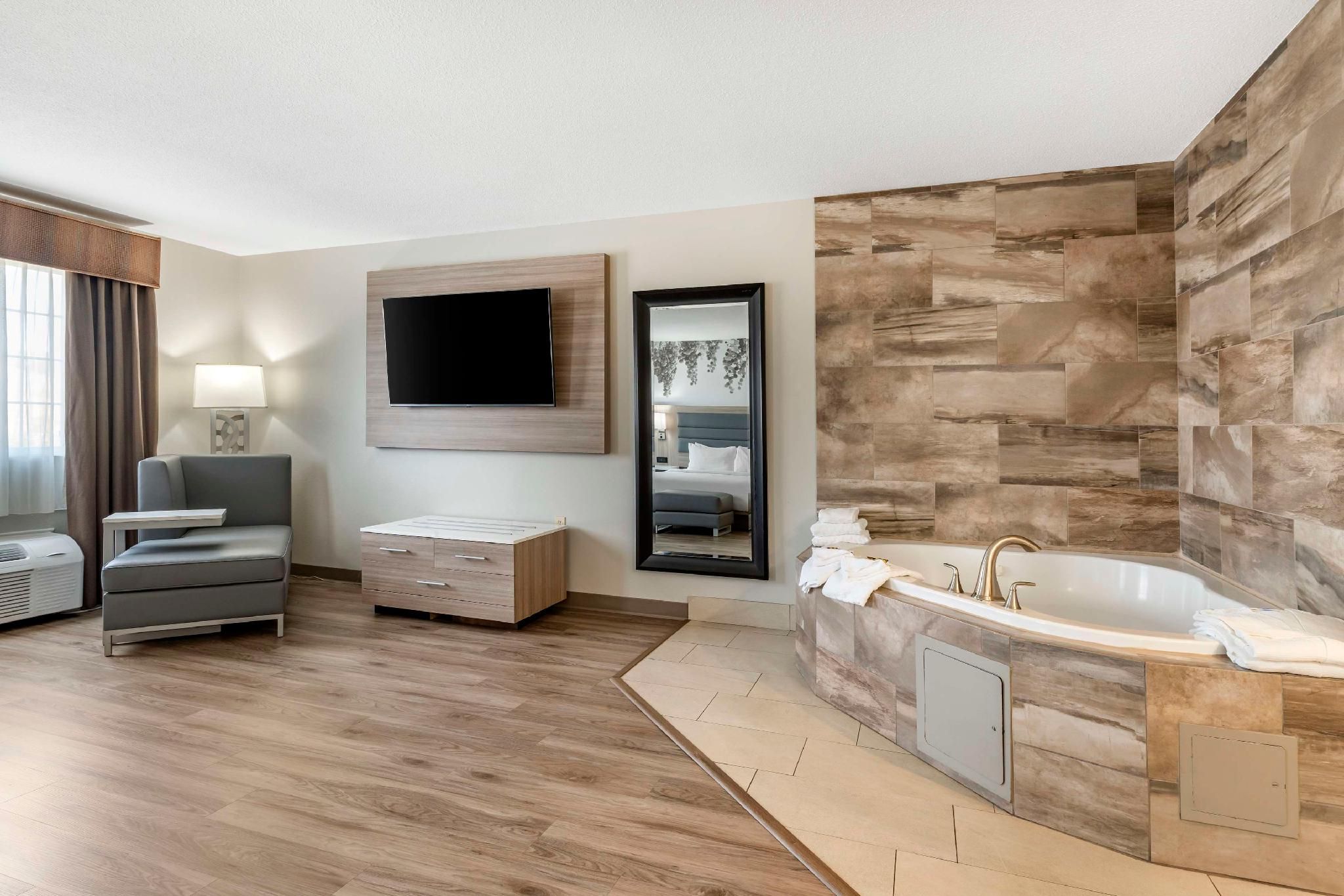 Suite - 1 King Bed, Nonsmoking, Hot Tub, Oversized Room