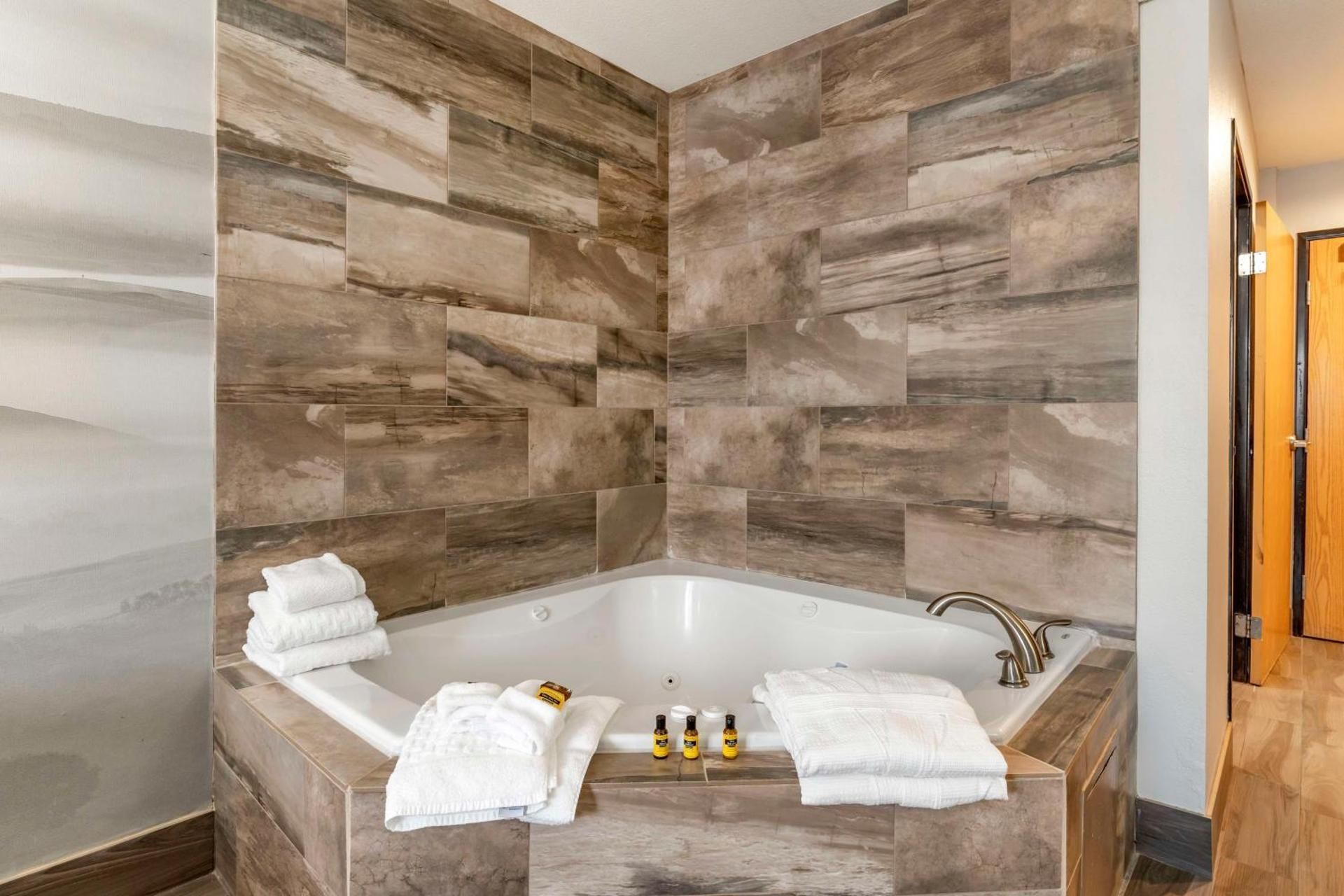 Best Western Plus Vineyard Inn Suite - 1 King Bed, Nonsmoking, Hot Tub 3