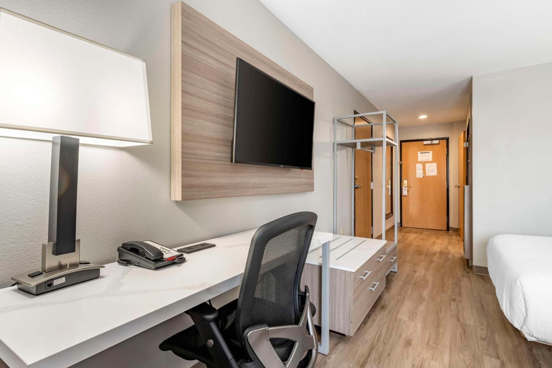 Best Western Plus Vineyard Inn King Room with Bath Tub - Mobility Accessible/Non-Smoking 3