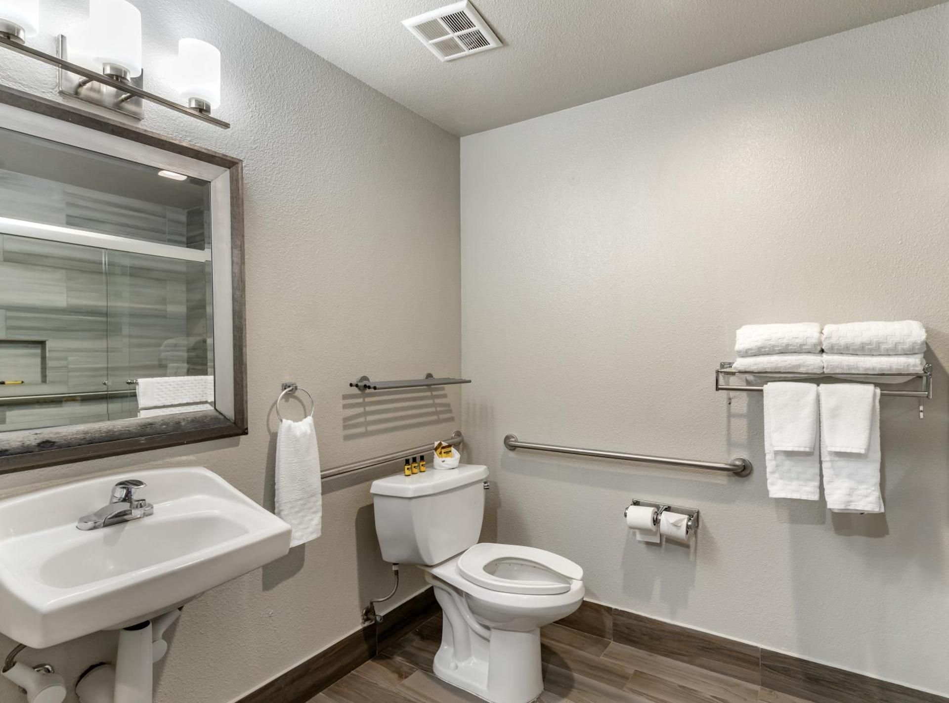 Best Western Plus Vineyard Inn King Room with Bath Tub - Mobility Accessible/Non-Smoking 2