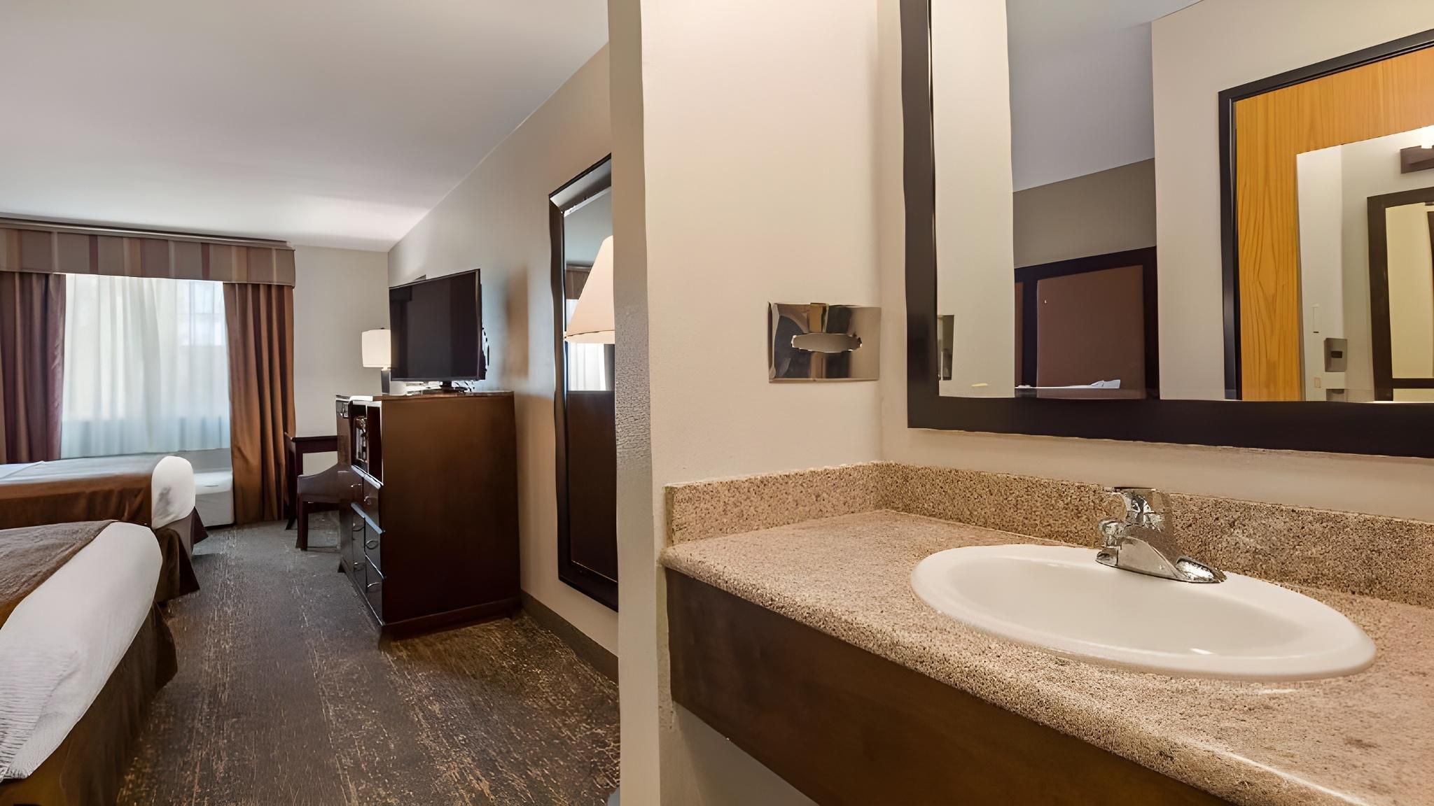 Best Western Plus Vineyard Inn 2 queen beds, nonsmoking 3