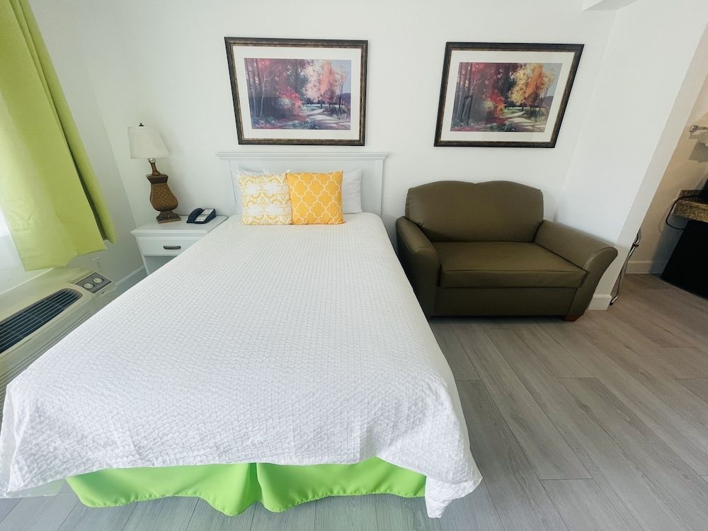 Loma Linda Inn Full Bed w/ Sleeper 2