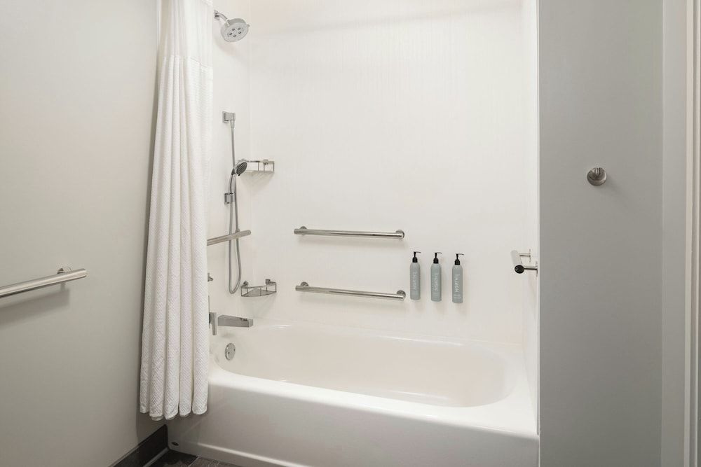 Room, 1 King Bed, Non Smoking (Mobility/Hearing Accessible, Tub)